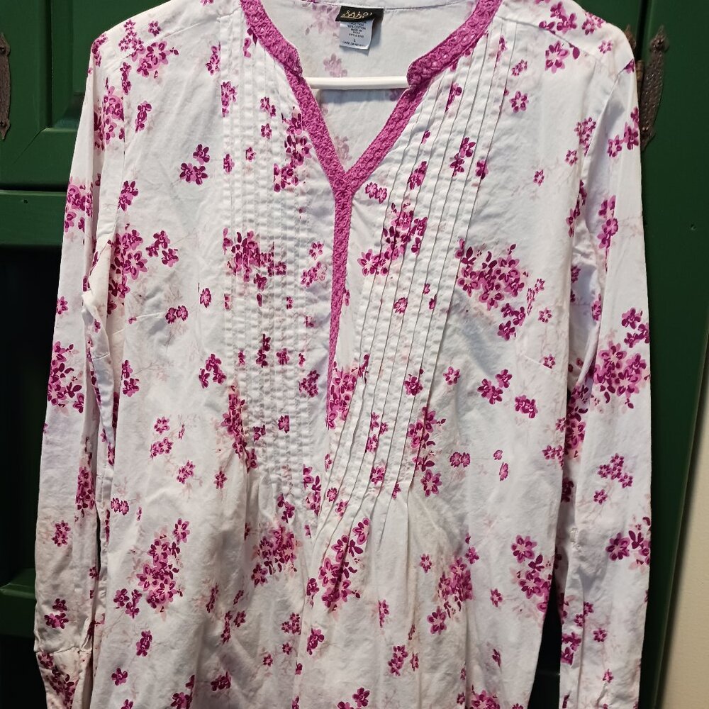 Salon Studio White W/Floral Tunic Blouse, Roll Tab Sleeves, Crochet Trim Size Lg